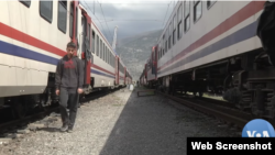 Sobrevivientes del terremoto en Turquía duermen en un tren. [Captura de pantalla video de VOA].