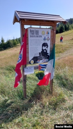 Señal indicando el llamado "Pico Fidel" en el Monte Arpone, cerca de Turín, Italia.