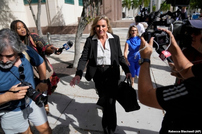 La abogada de la defensa en el caso de Manuel Rocha, Jacqueline Arango (centro) a la salida del James Lawrence King Federal Justice Building, en Miami.