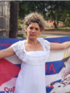 La presa política y activista Sayli Navarro sostiene una bandera. 