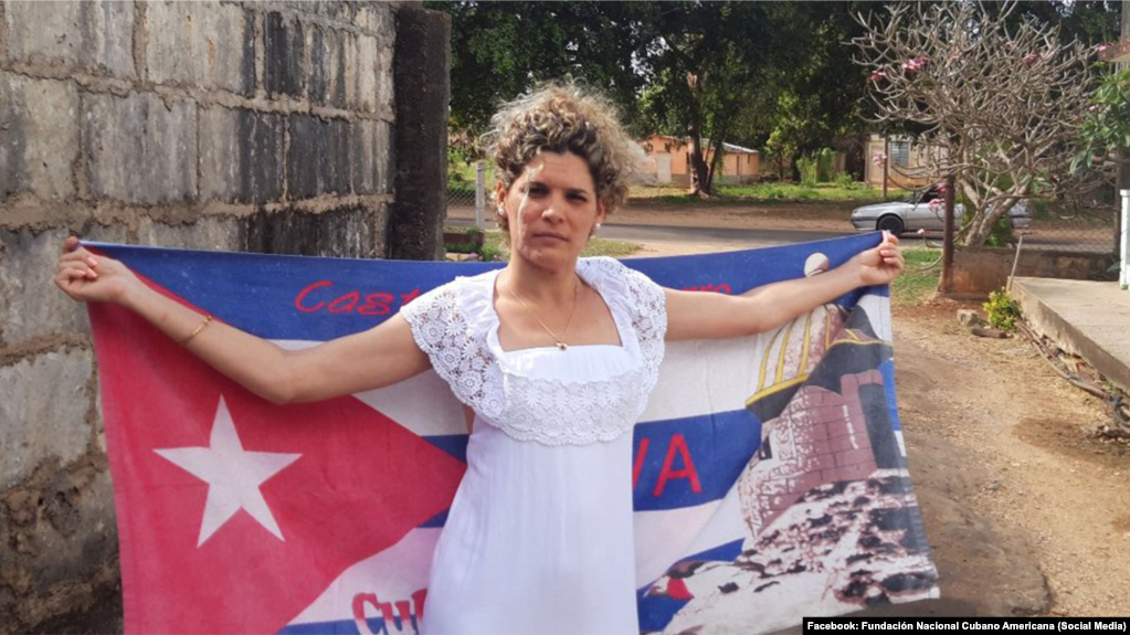 La presa política y activista Sayli Navarro sostiene una bandera. 