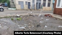 Lodo y escombros cubren calles de la Habana Vieja tras recientes lluvias.