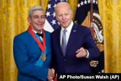El presidente Joe Biden entrega la Medalla Nacional de Humanidades 2021 a Richard Blanco en la Casa Blanca en Washington, el martes 21 de marzo de 2023.