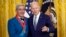 El presidente Joe Biden entrega la Medalla Nacional de Humanidades 2021 a Richard Blanco en la Casa Blanca en Washington, el martes 21 de marzo de 2023. 