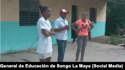 Personal del MINSAP realiza una charla educativa en Songo La Maya, donde han sido detectados varios casos de fiebre de Oropouche. 