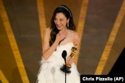 Michelle Yeoh recibe el Oscar a mejor actriz por "Everything Everywhere All at Once".