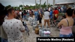 Una cola en Cuba para comprar las balitas de gas licuado. (Foto Archivo, Septiembre, 2019: REUTERS/Fernando Medina).