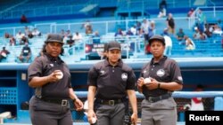 
Janet Moreno, Yalili Acosta y Miroslava Cumba, parte de un equipo cubano de árbitros femeninos, son vistas antes de un partido de béisbol en el Estadio Latinoamericano en La Habana, Cuba, el 29 de mayo de 2023. REUTERS/Yander Zamora.