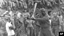 En esta fotografía de archivo de junio de 1962, Fidel Castro toma su turno al bate durante un partido de béisbol en una escuela de profesores en el área de Sierra Maestra de Cuba.