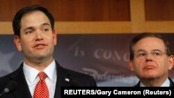 Foto Archivo. Los senadores Robert ´Bob´ Menendez (D-NJ) (R) y Marco Rubio en conferencia de prensa. (REUTERS/Gary Cameron).