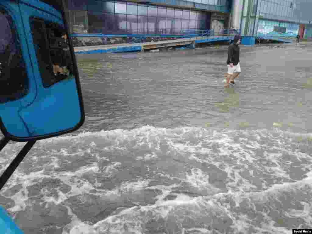 Inundaciones en zonas del litoral habanero a causa de las intensas lluvias y fuertes marejadas en la costa occidental que afectaron la isla este lunes. (Facebook Canal Caribe)