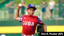 Edgar Torrez (7) de Cuba hace un lanzamiento contra Japón durante la quinta entrada de un juego de béisbol en el torneo de la Serie Mundial de Pequeñas Ligas en South Williamsport, Pensilvania. (AP/Tom E. Puskar)