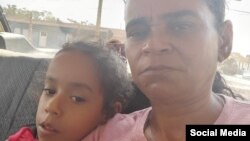 La activista Marisol Peña y su hija de 7 años de regreso a casa tras el interrogatorio al que fue citado la menor. Foto: Facebook / Marisol Peña.