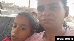 La activista Marisol Peña y su hija de 7 años de regreso a casa tras el interrogatorio al que fue citado la menor.
