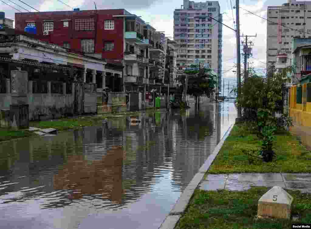 Calles de El Vedado cercanas al Malecón, amanecieron inundadas. (Facebook Canal Caribe)