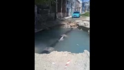 Escape de agua de una tubería crea peligrosa "piscina" en el Cerro
