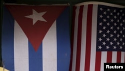 Banderas de Cuba y Estados Unidos colgadas en una pared en La Habana. (Reuters)