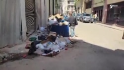 Indigentes buscan alimentos en la basura en La Habana