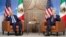 El presidente Joe Biden y el mandatario mexicano Andrés Manuel López Obrador conversaron el domingo vía telefónica sobre la crisis en la frontera entre ambos países. 