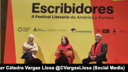 Mario Vargas Llosa (izq.) y Leonardo Padura (der.) en el evento Escribidores, celebrado en Málaga. 