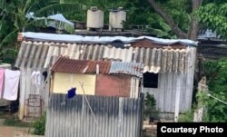 Casas en Pinar del Río protegidas por "mantas", así esperan los residentes la llegada de Idalia
