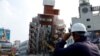 Trabajadores llevan a cabo operaciones en el lugar donde se derrumbó un edificio, tras el terremoto, en Hualien, Taiwán el 4 de abril de 2024. (Reuters/Carlos Garcia Rawlins)