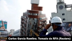Trabajadores llevan a cabo operaciones en el lugar donde se derrumbó un edificio, tras el terremoto, en Hualien, Taiwán el 4 de abril de 2024. (Reuters/Carlos Garcia Rawlins)