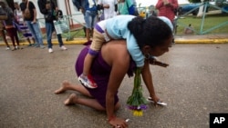 Cubanos muestran su devoción a San Lázaro y le piden salud y bienestar