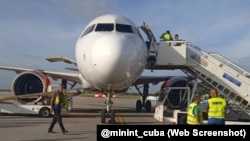 Los 105 cubanos deportados por México arribaron a La Habana este sábado. 