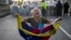Consuelo Márquez sostiene una bandera venezolana frente a la policía que bloquea manifestaciones contra los resultados oficiales de las elecciones en Venezuela. (AP/Matías Delacroix)