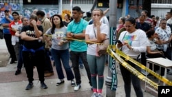 Los votantes esperan para acceder a la Escuela Andrés Bello, el principal centro de votación en Caracas, Venezuela, durante las elecciones presidenciales del domingo 28 de julio de 2024. (AP Foto/Cristian Hernández)