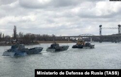 Un destacamento de barcos de la Flotilla Caspio se mueve a través del Canal Volga-Don durante una transición entre flotas al mar de Azov después de una parada en una redada en Rostov-on-Don, abril de 2021.
