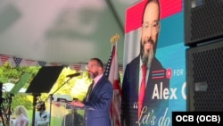 El candidato Alexander Otaola en Miami-Dade el 24 de abril de 2023. (OCB).