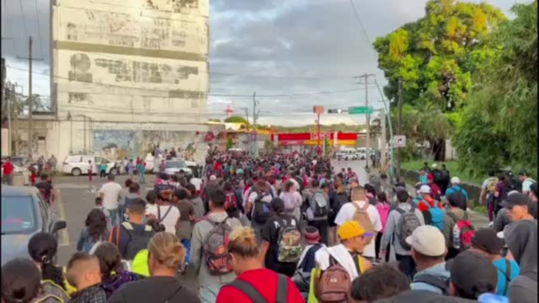 Cubanos en Tapachula se unen a caravana de migrantes VIDEO