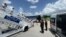 Un grupo de cubanos desciende del avión en el cuarto vuelo de deportación desde EEUU. 