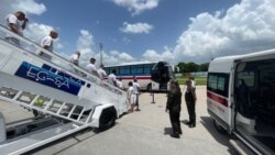 Un grupo de cubanos desciende del avión en el cuarto vuelo de deportación desde EEUU. Tomado de Twitter @USEmbCuba (Social Media)