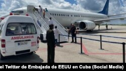 Cubanos repatriados descienden del sexto vuelo de deportación desde Estados Unidos