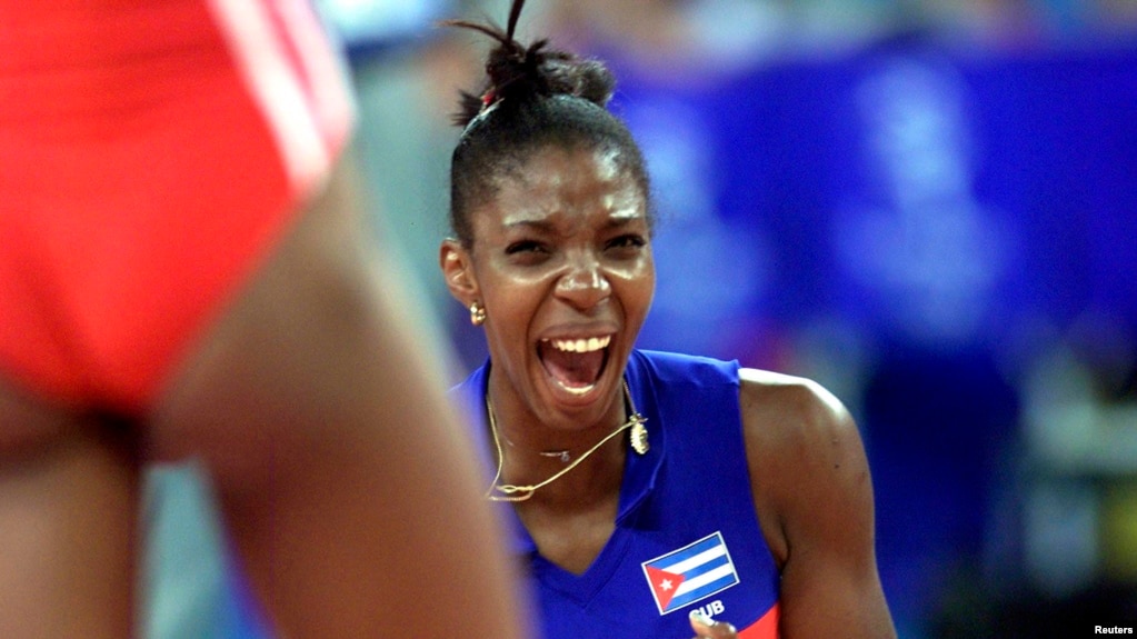 La voleibolista cubana Regla Torres en el juego por el oro contra Rusia en las olimpíadas de Sydney, en el 2000. (Reuters/Archivo)