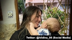 La youtuber cubana "Hildina" junto a su hijo.