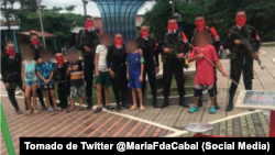 Guerrilleros del ELN posan con varios niños. Foto publicada por la senadora colombiana María Fernanda Cabal.
