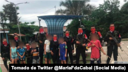 FOTO ARCHIVO Guerrilleros del ELN posan con varios niños. Foto publicada por la senadora colombiana María Fernanda Cabal.
