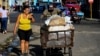 Un hombre empuja una carretilla con sacos de alimentos por una calle de La Habana. (Yamil Lage/AFP)