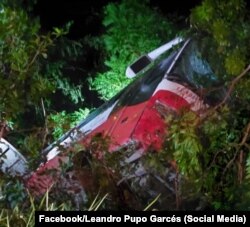 El autobus se salió de la carretera y cayó por un barranco.