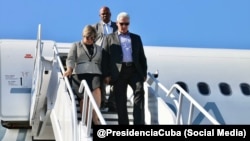 FOTO ARCHIVO. Miguel Díaz-Canel baja del avión, en Nueva York, EEUU, acompañado de su esposa, Lis Cuesta. 