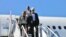 Miguel Díaz-Canel baja del avión, en Nueva York, EEUU, acompañado de su esposa, Lis Cuesta. 