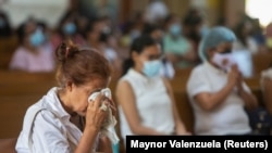 Feligreses asisten a misa en la Catedral Metropolitana de Managua, 21 de agosto del 2022. (REUTERS/Maynor Valenzuela/Archivo)
