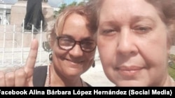 Alina Bárbara López Hernández junto a Jenny Pantoja Torres.
