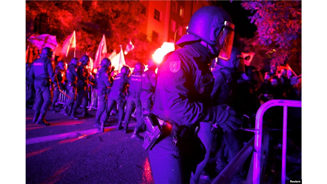 La policía antidisturbios española se enfrenta a manifestantes durante una protesta cerca de la sede del Partido Socialista de España (PSOE), el 6 de noviembre de 2023. REUTERS/ Juan Medina