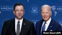 El presidente Joe Biden junto al presidente de Costa Rica, Rodrigo Chaves, durante la Cumbre de las Américas, el 8 de junio de 2022.