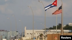 Las banderas cde Cuba y EEUU cerca de la Embajada estadounidense en La Habana. (Reuters/Alexandre Meneghini-Archivo)